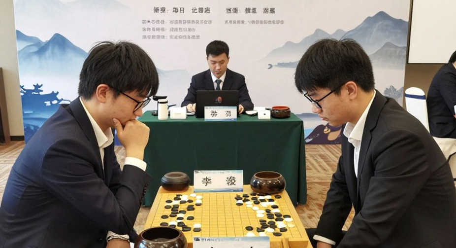 Nhà vô địch bị xếp cửa dưới: Carlsen và cuộc đổi vai trước ván cờ tranh ngôi