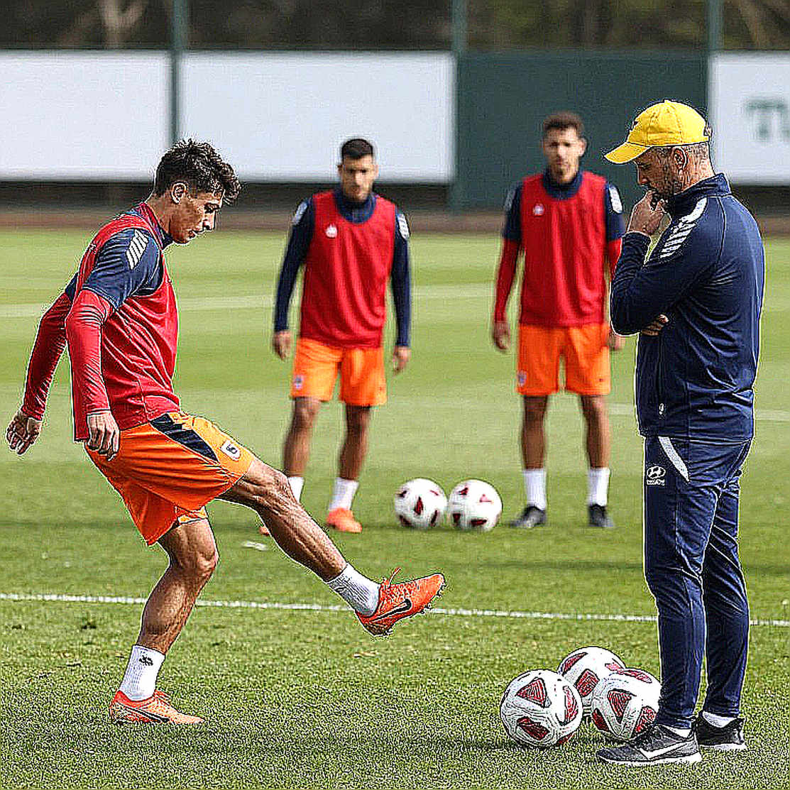 Quả bom khói dưới khán đài BUKO: Telstar - Feyenoord và bài học an toàn sân vận động