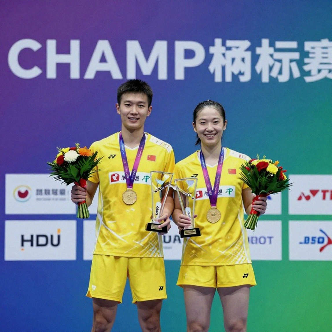 Tấm huy chương vàng cầu mây ASIAD và bản hợp đồng 48 tháng không ai ký