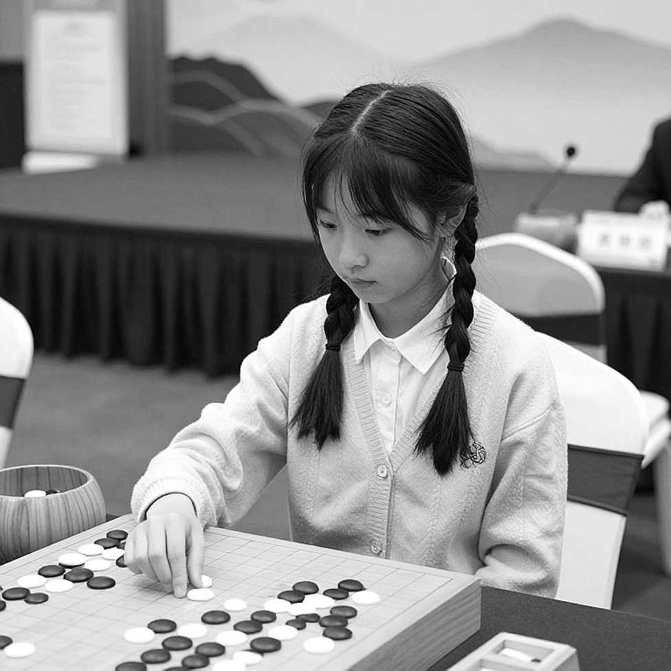 Carlsen xếp Sindarov trên Gukesh, và để ngỏ cánh cửa trần cao nhất