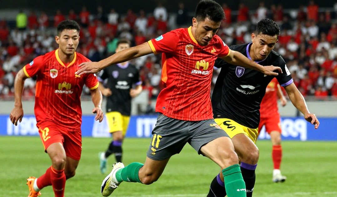 Tiếng sét 20m của Sarach Yooyen và bài toán nan giải của tuyển Việt Nam trước khối phòng ngự thấp Tiếng sét 20m của Sarach Yooyen và bài toán nan giải của tuyển Việt Nam trước khối phòng ngự thấp
