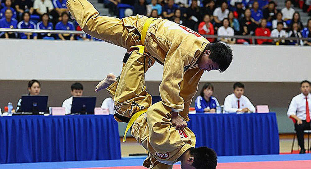 Chimaev đòi tái đấu Strickland: ba phiếu 48-47 và lần cắt cân anh không còn nhớ